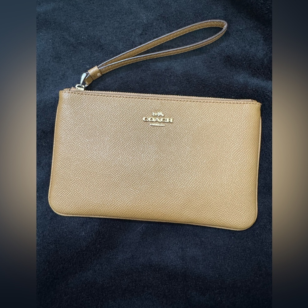 Coach wristlet like new any call outs will be shown in pictures.